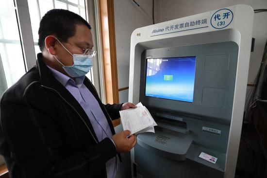 拱墅区税务局在杭州某市场放置代开发票自助办税机。莫筱颖 摄