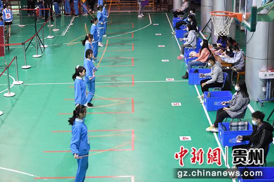 4月8日，在贵州省贵阳市南明区体育中考模拟测试现场，北京八中贵阳分校九年级的学生正在进行跳绳模拟测试。