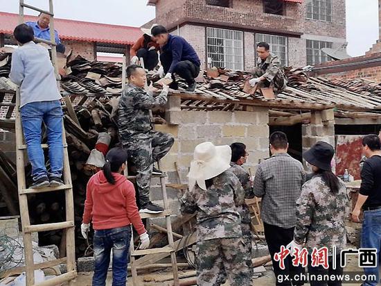 镇主要领导带领干部和群众在喜庆村开展清拆行动。何凯 林萍  供图