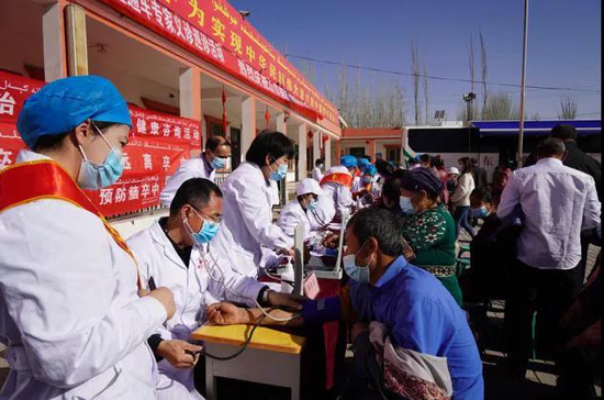 地区肺科医院山东援疆医疗专家在疏勒县塔孜洪乡其曼巴格村开展义诊活动。