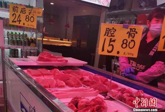 北京西城区一家超市内售卖的猪肉。 中新网记者 谢艺观 摄