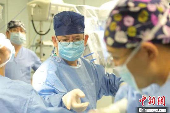 中国医学专家持续深化微创模式， 探索进行更少切口的精准手术。　上海市胸科医院供图