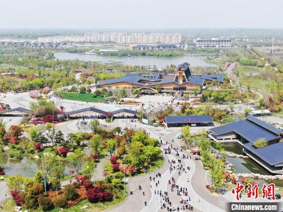  4月8日，扬州世园会开幕，首日入园参观人数已达2.8万。　泱波　摄