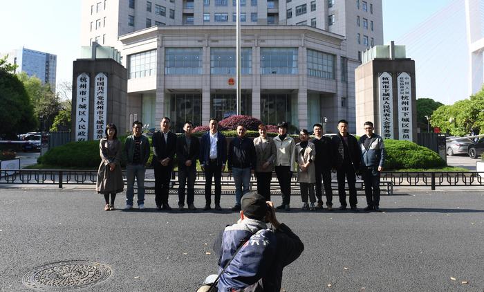 工作人员在杭州市下城区政府大楼前合影。王刚 摄