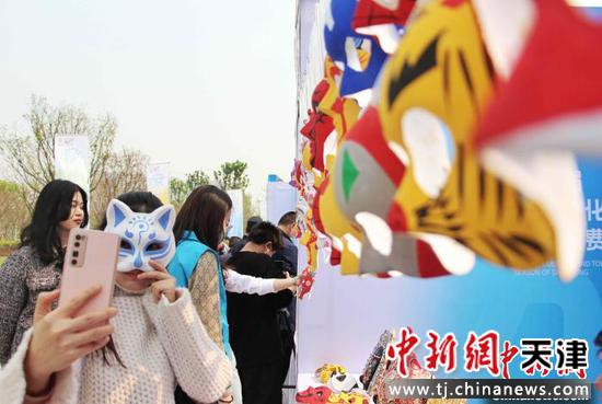 济南市民在现场参观惠民消费季宣传展位。　赵晓 摄