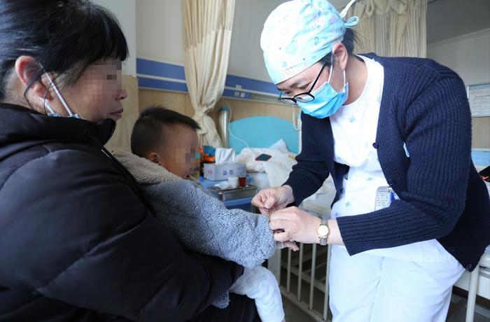 台州市中心医院儿内科护士给一位患儿挂针输液。叶倦 摄