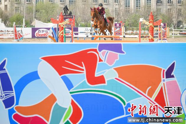 4月10日，选手骑马跨越障碍。当日，2021“鸟巢之路”积分赛首站在天津举行，吸引了来自中国多个马术俱乐部的骑手参加。 
中新社记者 佟郁 摄