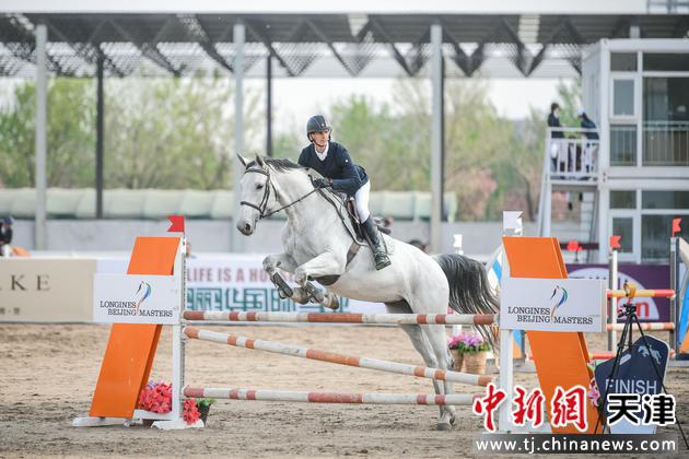 4月10日，选手骑马跨越障碍。当日，2021“鸟巢之路”积分赛首站在天津举行，吸引了来自中国多个马术俱乐部的骑手参加。 
中新社记者 佟郁 摄