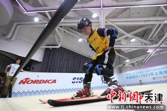 2021年上海市青少年滑雪公开赛拉开启动 张亨伟 摄
