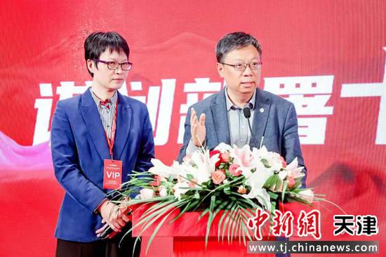 北京市体育局副局长杨海滨(右)和著名神经内科主任医师、博士生导师王春雪。主办方供图
