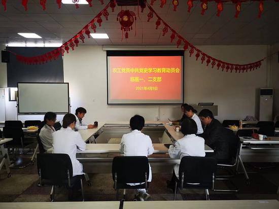 浙江农工党员观看会议直播。  潘佩蓉 摄
