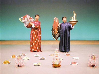 肖桂森（左）与搭档演出大戏法《金玉满堂》。