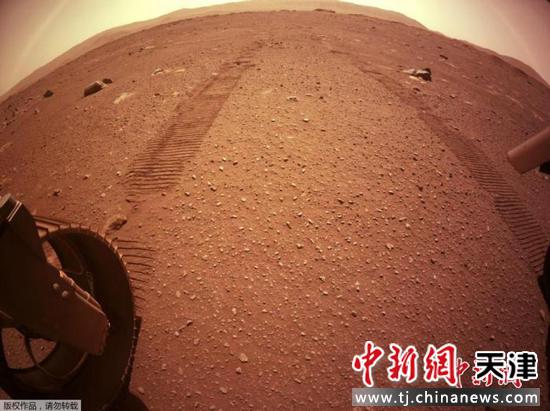 当地时间3月8日，美国国家宇航局发布了“毅力号”火星车实现火星行走的痕迹。