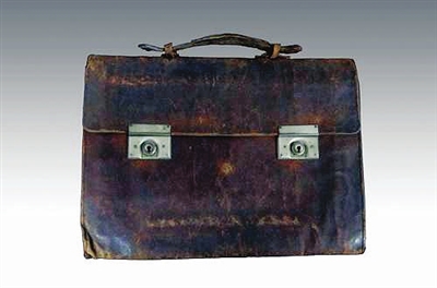 觉悟社珍藏的周恩来旅欧期间使用的公文包。资料图片