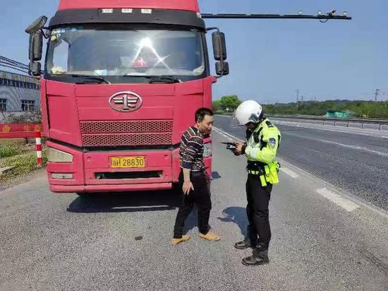 警方执法现场。 童建方供图