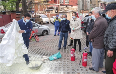 日前，和平区新疆路社区与辖区共建单位共同举行消防演习，由专业安防人员为工作人员和居民讲解火灾应急处理措施，消防栓、灭火毯的使用方法。记者 吴迪 摄