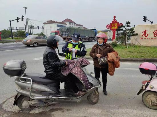 警方执法现场。 童建方供图