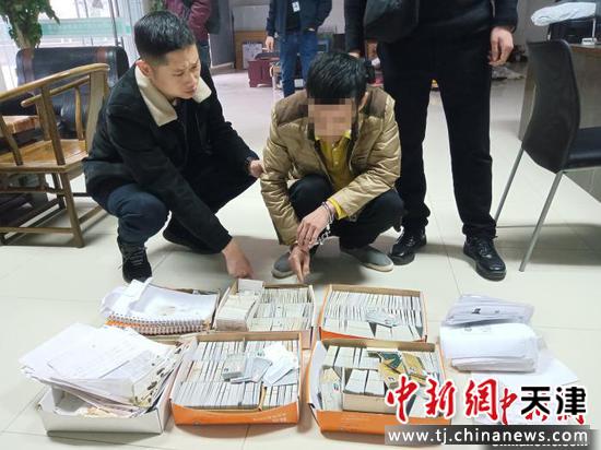 图为警方将犯罪嫌疑人抓获。荆州市公安局供图　荆州市公安局供图
