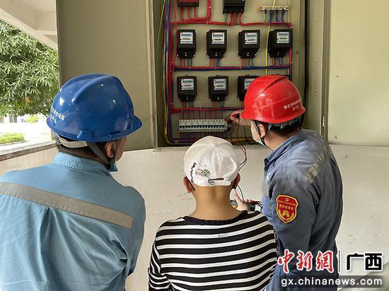 供电工作人员测量线路电压电流。钟超 摄