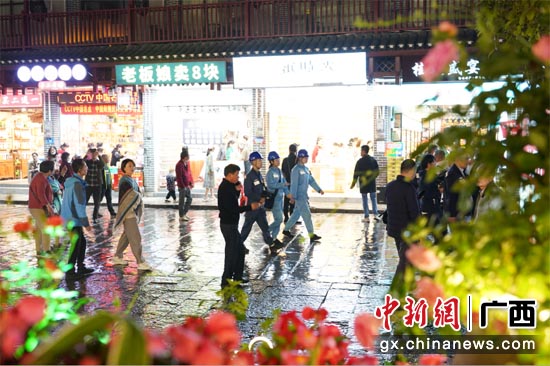 南方电网广西桂林阳朔供电局工作人员对阳朔西街开展夜巡工作。莫晓姣 摄