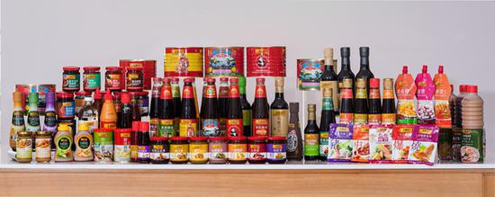 李锦记拥有200多款产品，包括不同口味的方便酱料包，将烹饪变成一件乐事。