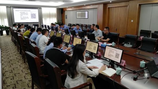 浙江省药监局工作人员在给药品生产企业做培训。  毛政 摄