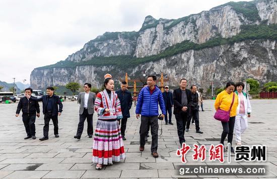 2021年4月13日，游客在贵州省毕节市黔西县新仁苗族乡化屋村广场游览。