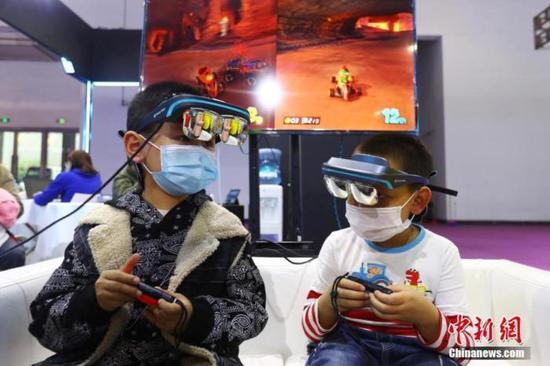 两位孩童体验VR虚拟现实游戏。（资料图） 刘占昆 摄