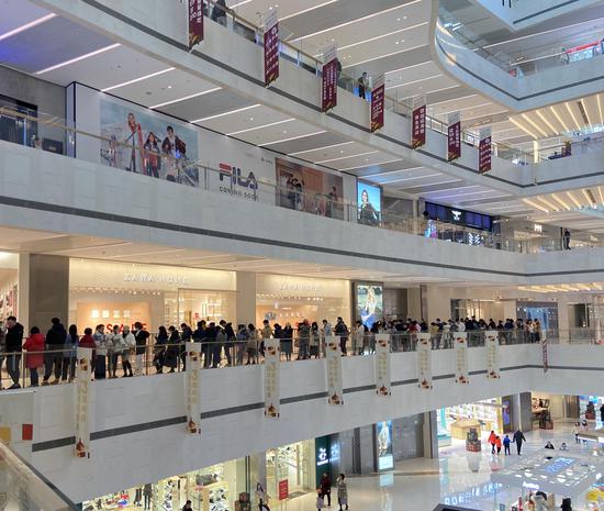 此前浙江某商场内消费者排队场景。  黄慧 摄