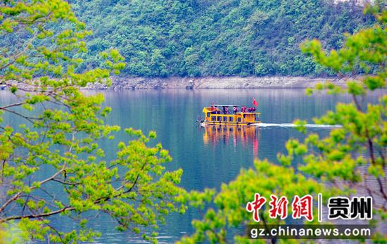2021年4月13日，游客在贵州省毕节市黔西县新仁苗族乡化屋村乘船观光乌江风光。