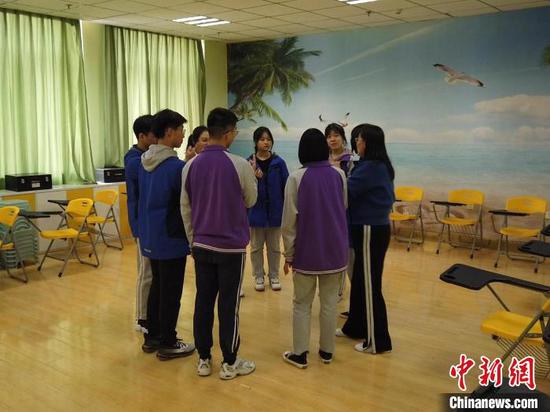 图为西安市第七十五中学心理老师组织学生参加团体游戏。　党田野　摄