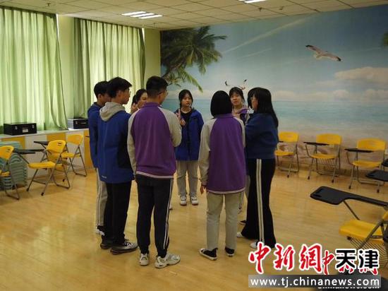 图为西安市第七十五中学心理老师组织学生参加团体游戏。　党田野　摄