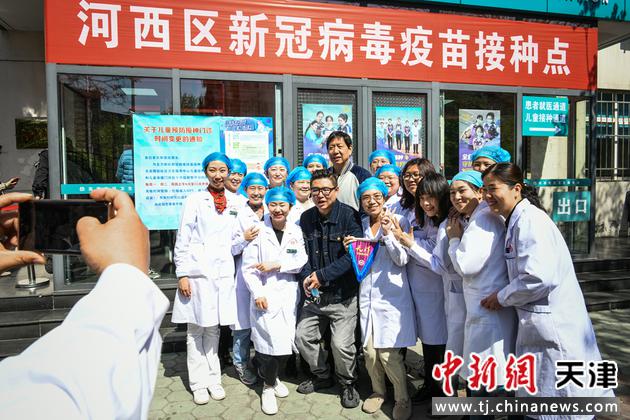 4月14日，天津渤海银行女排教练员、队员共18人来到天津河西区友谊路街社区卫生服务中心接种新冠疫苗。

中新社记者 佟郁 摄