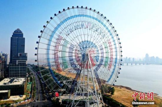 图为百米巨幅VR主题造型装饰“南昌之星”摩天轮。（资料图）　刘占昆　摄
