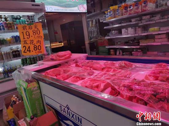 北京西城区一家超市内的猪肉价格。 中新网记者 谢艺观 摄