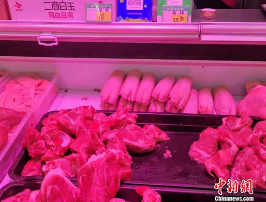 北京丰台区一家菜市场内的猪肉价格。中新网记者 谢艺观 摄