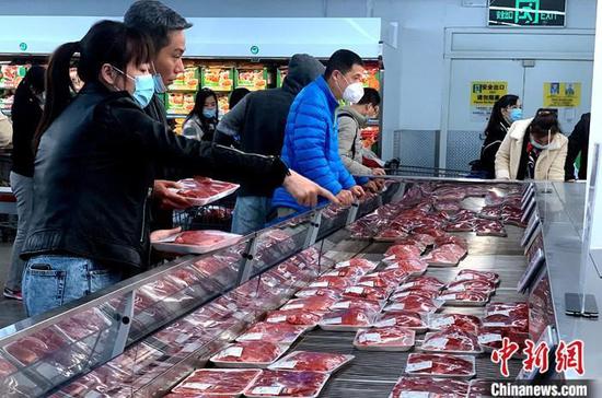 资料图：福州市民在超市购买猪肉。 中新社记者 王东明 摄