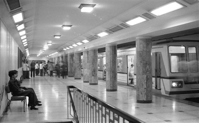 1984年9月25日，地铁新华路站。   黄国强摄  天津日报资料图片