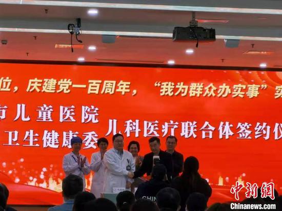  上海的医疗机构与政府正携手探索统筹医疗资源和信息共享等 全面提升医疗服务质量。　陈静　摄