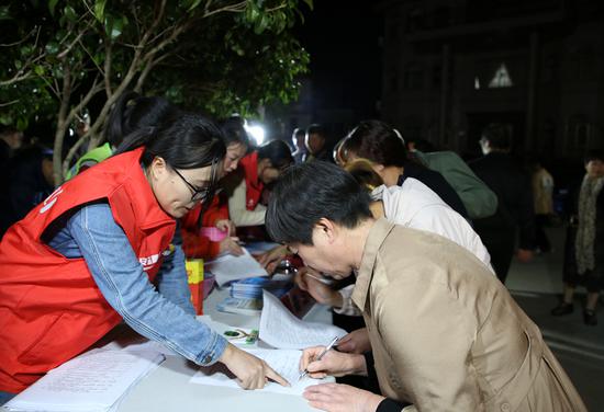“乡里乡亲”共治驿站服务现场。王佩 摄