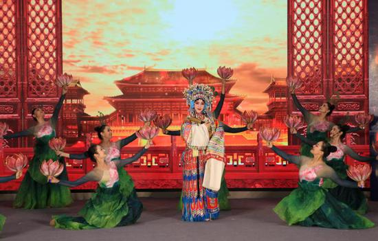 阿克苏地区塔里木歌舞团表演节目《贵妃醉酒》。