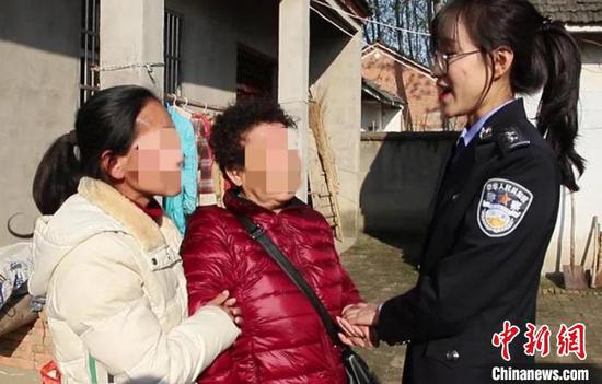 王奶奶与失散13年的小女儿小杨向民警表示感谢。五家渠垦区公安局供图