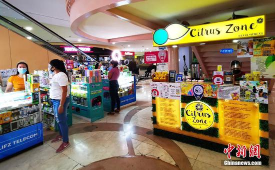 当地时间4月15日，菲律宾首都马尼拉CBD马卡蒂绿带商圈，商场内摊档在增加了隔离设施下复业。 中新社记者 关向东 摄