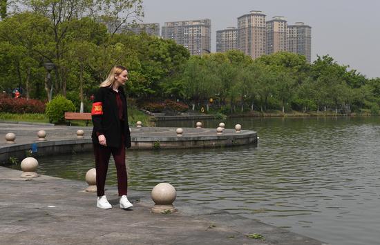 一位来自乌克兰的国外志愿者在杭州滨江巡河，查看水域环境。 王刚供图