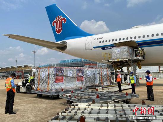 当地时间4月17日，柬埔寨政府第二批商业采购的中国科兴疫苗运抵金边机场。 中新社发 钟欣 摄