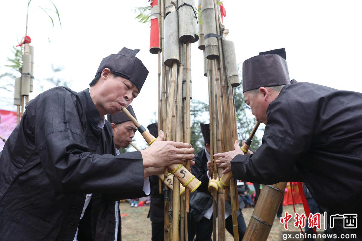 来自桂,湘,黔等地的上千名群众欢聚一堂,以芦笙踩堂,多耶,侗戏,侗族