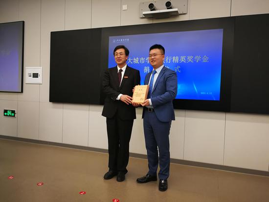 浙大城市学院党委书记洪庆华为张敏颁发鸣谢牌 斯荣喜供图