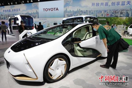 资料图：在第三届中国国际进口博览会上，多个汽车品牌展示的新能源汽车成为参观者关注的焦点。 中新社记者 殷立勤 摄