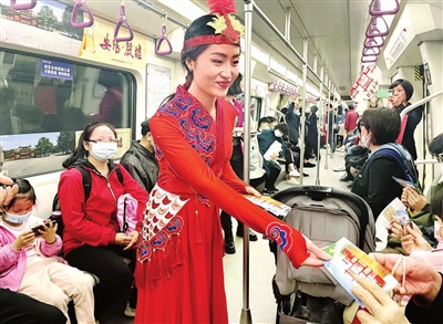 4月19日，“安阳”号地铁专列在天津地铁6号线开通运行，车厢内布置了被列入世界文化遗产名录和全国红色旅游经典景区名录的景点介绍，让乘客在乘坐地铁的同时了解更多的旅游知识。据悉，此次专列采取异地同步的形式，同时启动天津、北京、郑州三地“安阳”号地铁专列发车仪式，其中天津2列、北京4列、郑州2列。 记者 张磊 摄