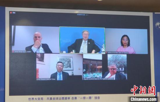 4月18日，中国人民银行副行长李波以视频形式参加论坛。 中新网记者张旭 摄